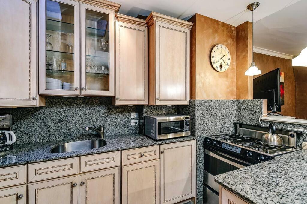 Апартаменты Historic And Unique Brownstone In Gold Coast - Downtown - 3 Чикаго Экстерьер фото