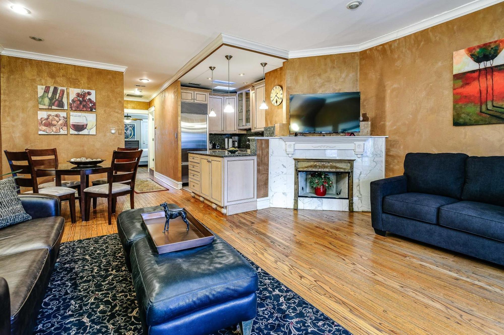Апартаменты Historic And Unique Brownstone In Gold Coast - Downtown - 3 Чикаго Экстерьер фото